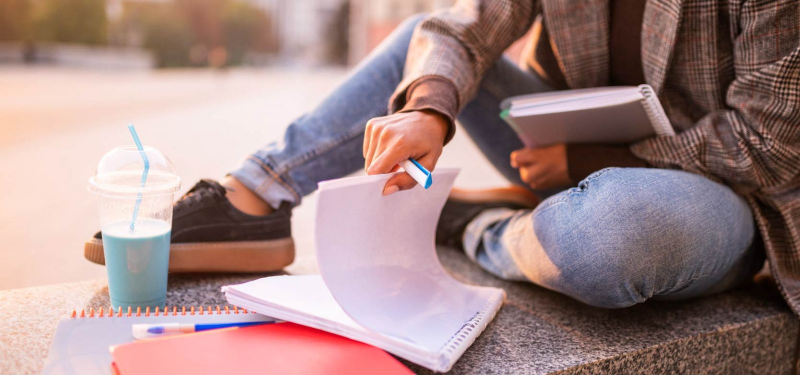 une étudiante faisant ses devoirs 