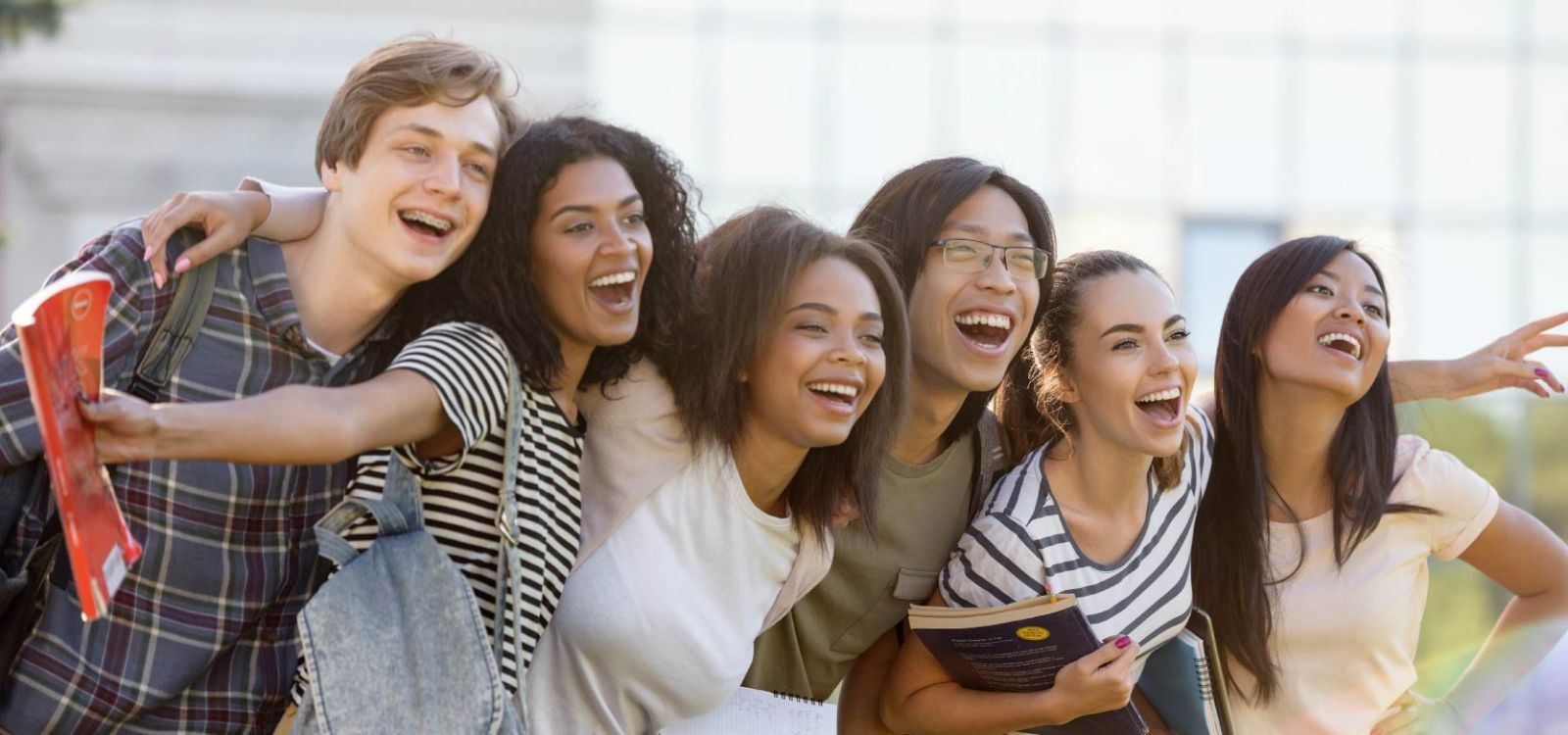 étudiants sur un campus universitaire