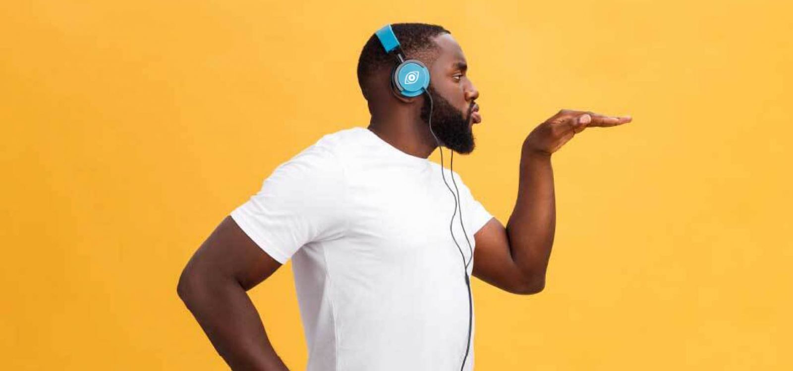 homme dansant et portant un casque publicitaire personnalisé